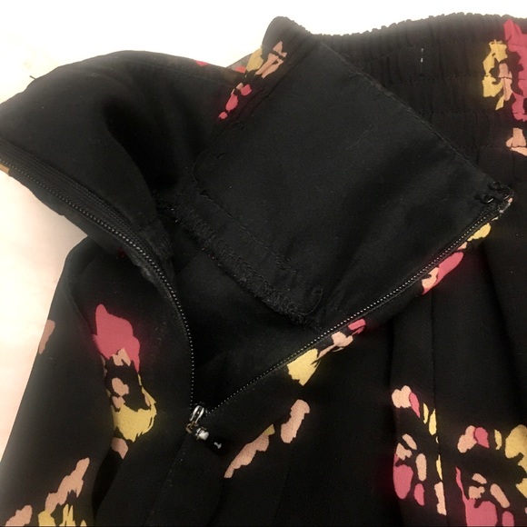 ✨HOST PICK✨Urban Outfitters Floral Pants - Picture 5 of 8